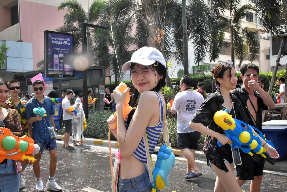 ไขข้อสงสัย ! ปิดถนนสีลมทั้งทีจะกั้นเอาไว้ทำไมหนึ่งเลน?