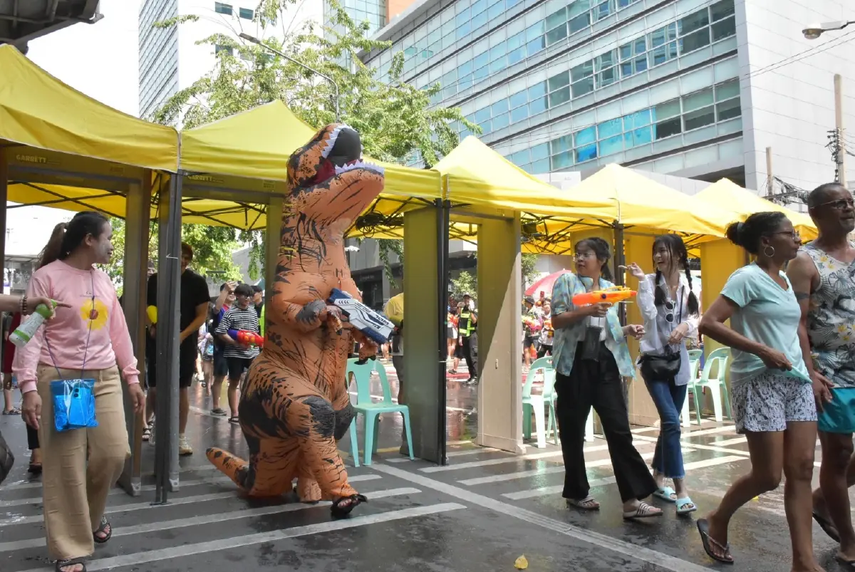 ไขข้อสงสัย ! ปิดถนนสีลมทั้งทีจะกั้นเอาไว้ทำไมหนึ่งเลน?