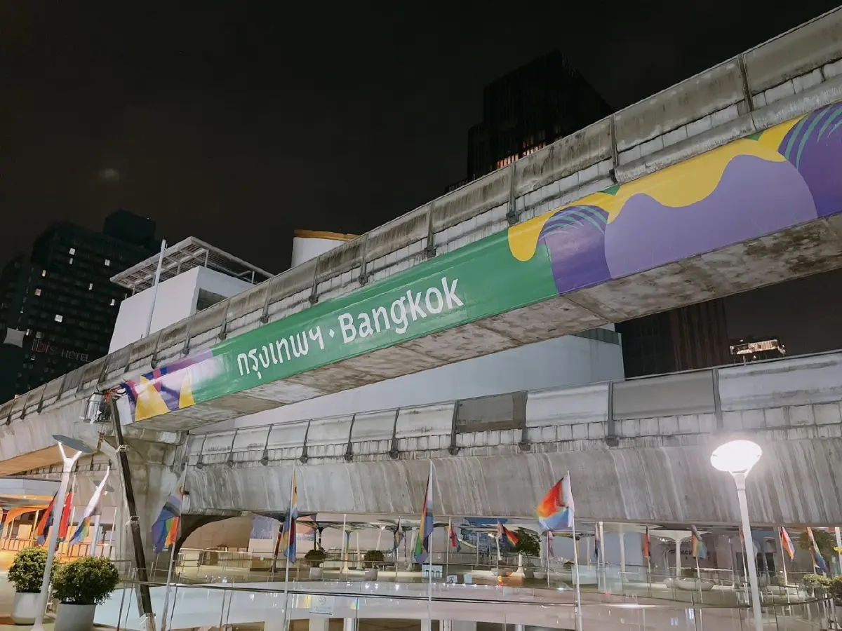 กทม.แจงงบ 3 ล้าน ไม่เกี่ยวสติกเกอร์บนคานนรางรถไฟฟ้า พร้อมแจกฟอนต์ ปชช.ฟรี