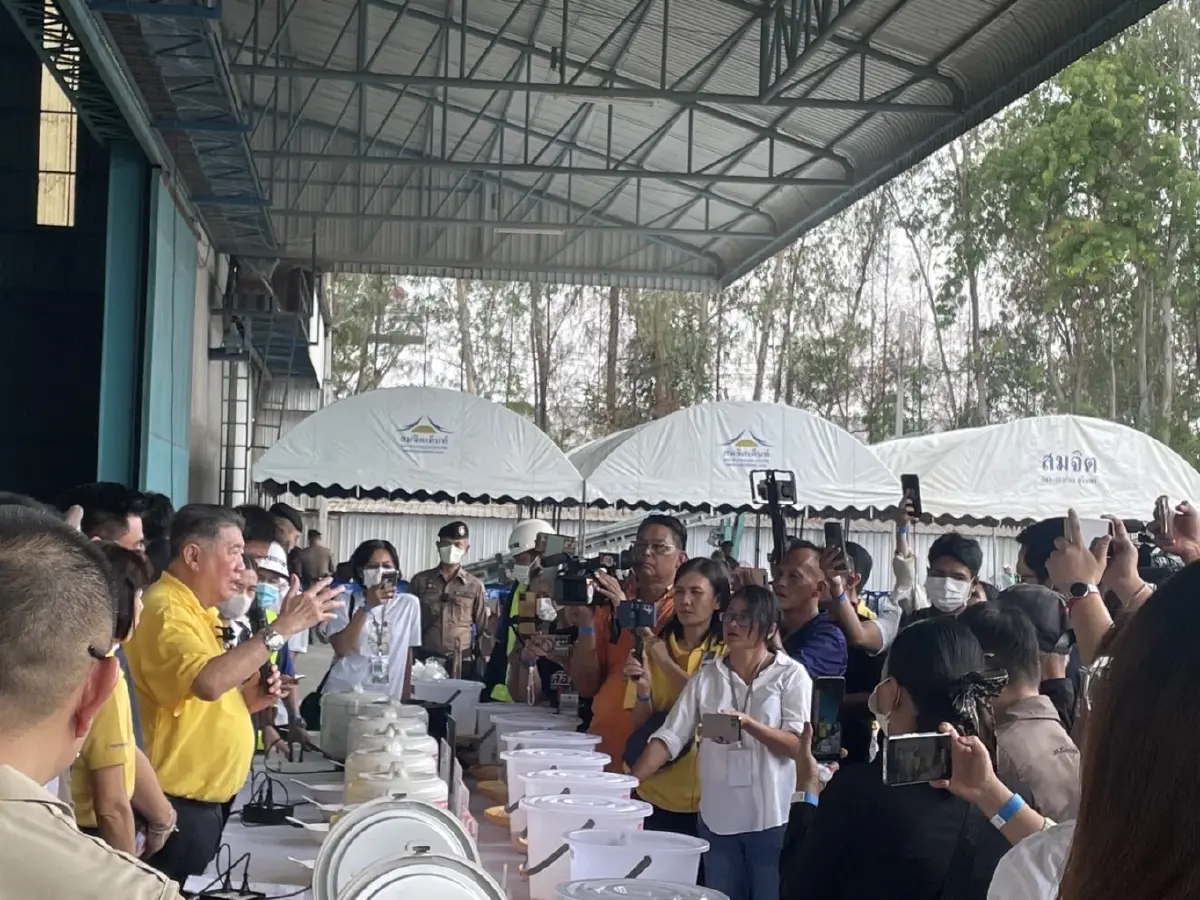 “ภูมิธรรม” ลงพื้นที่ จ.สุรินทร์ พิสูจน์ข้าวโครงการรับจำนำ 10 ปี ยังคุณภาพดี