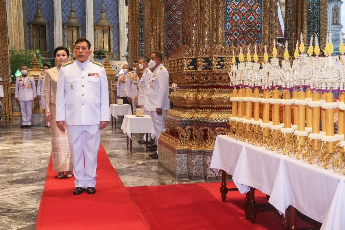 ในหลวง พระราชินี  ทรงบำเพ็ญพระราชกุศลวิสาขบูชา