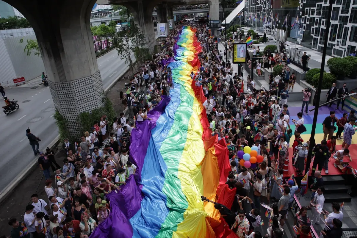 “บางกอกไพรด์พาเหรด” มหาปรากฏการณ์พาเหรดชาวสีรุ้งเต็มพื้นที่ย่านสยาม