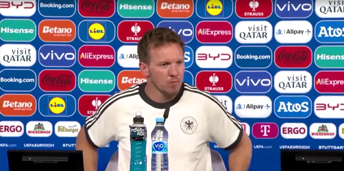 ทุกแบรนด์ที่เป็นผู้สนับสนุนหลักจะมีโลโก้ไปเกือบทุกที่ของการแข่งขัน