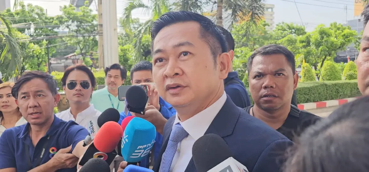 "ทักษิณ"ไปตามนัดพบอัยการ ไม่กังวลสู้คดีม.112