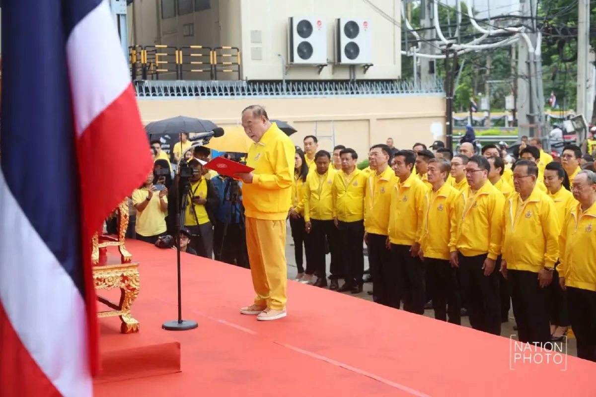 “บิ๊กป้อม” นำแกนนำ พปชร. ร่วมพิธีถวายสักการะเฉลิมพระเกียรติในหลวง