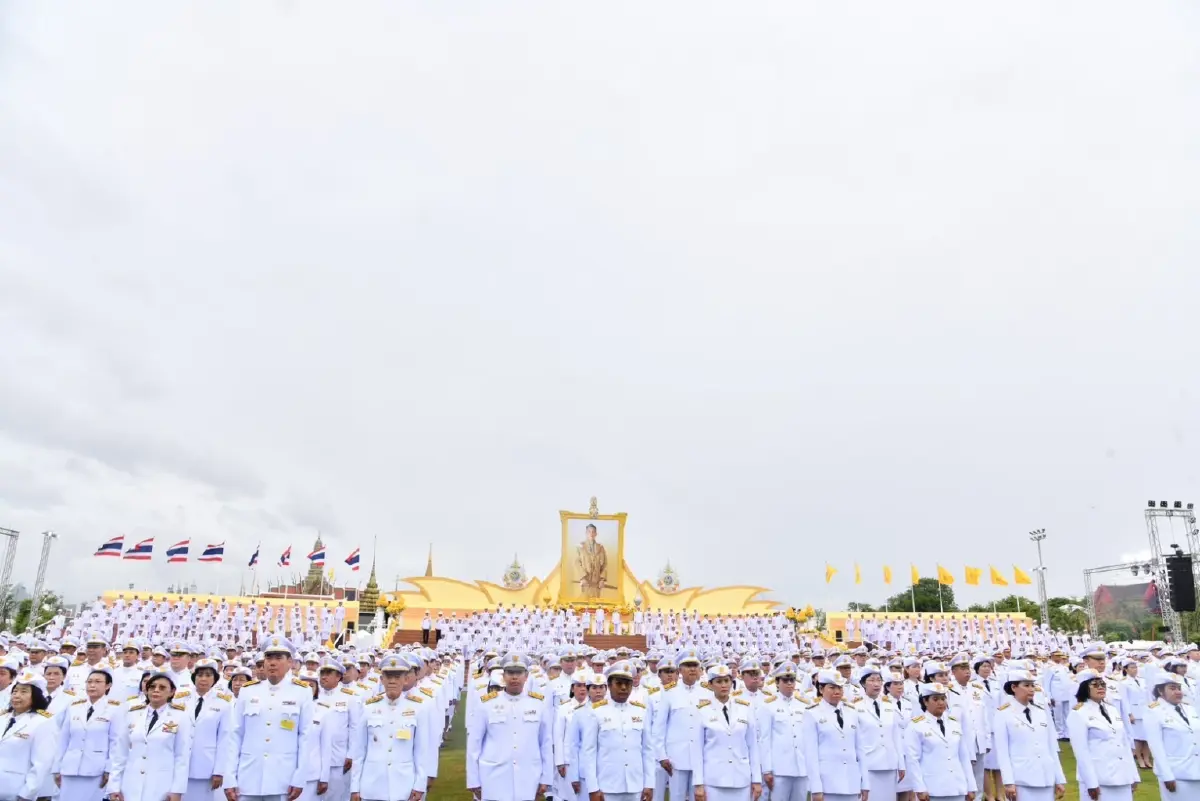 ผู้ว่าฯ กทม. นำคณะผู้บริหารถวายพระพรเทิดพระเกียรติ 72 พรรษาในหลวง (ภาพชุด)