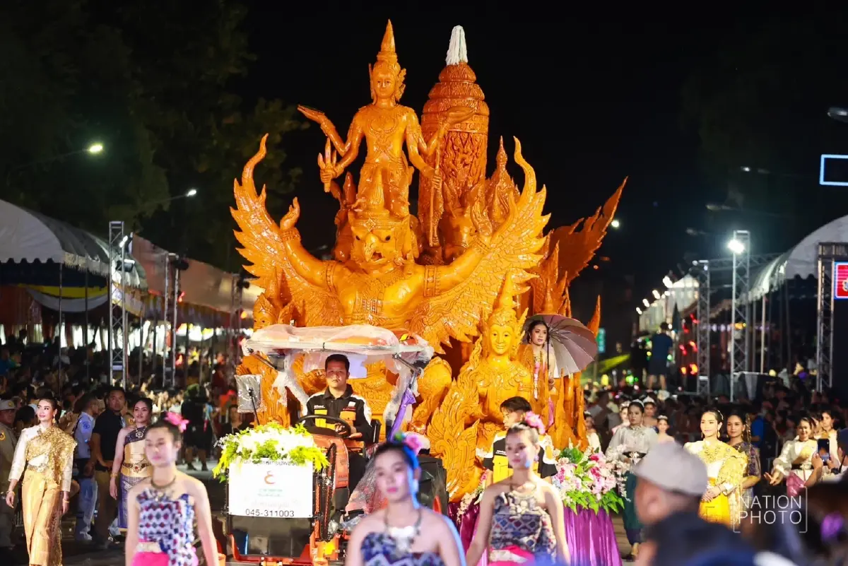 (อัลบั้มภาพ) อุบลราชธานี สุดตระการตา แห่เทียนพรรษาภาคกลางคืนยิ่งใหญ่