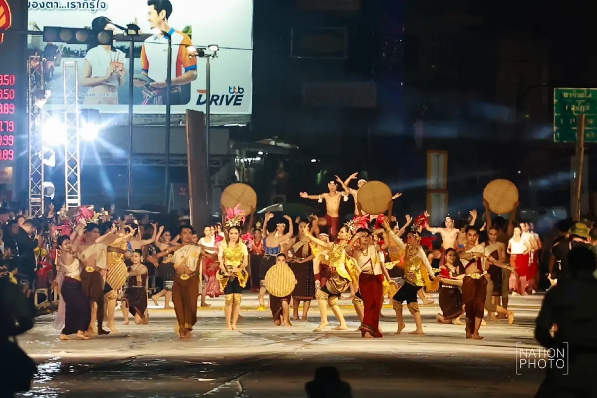 (อัลบั้มภาพ) อุบลราชธานี สุดตระการตา แห่เทียนพรรษาภาคกลางคืนยิ่งใหญ่