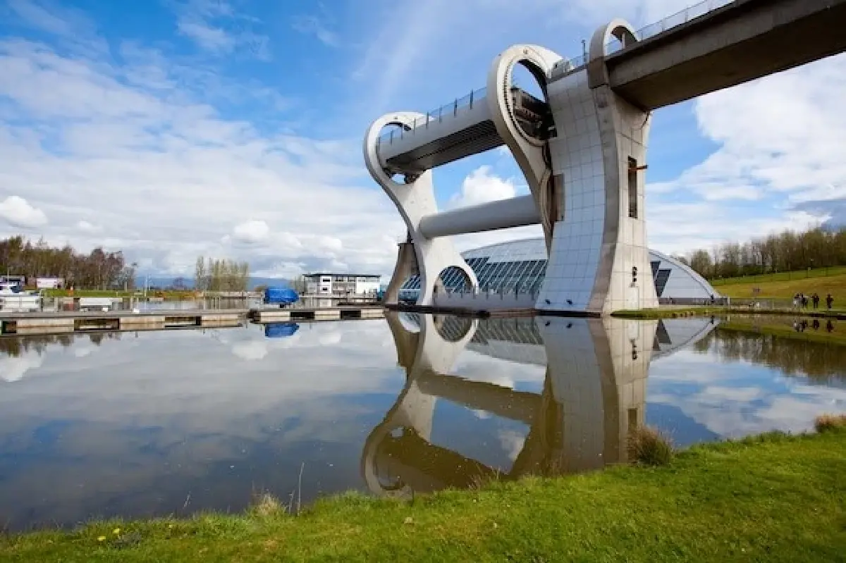 ลิฟต์ยกเรือ Falkirk Wheel สุดยอดวิศวกรรมสำหรับสัญจรทางน้ำ