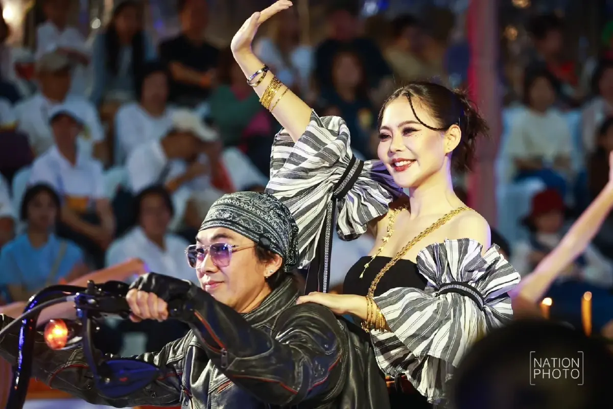 (อัลบั้มภาพ) อุบลราชธานี สุดตระการตา แห่เทียนพรรษาภาคกลางคืนยิ่งใหญ่