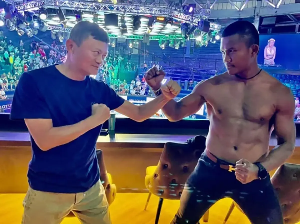 แจ็ค หม่า เมื่อครั้งมาดูมวยก่อนถ่ายภาพโชว์กับบัวขาว