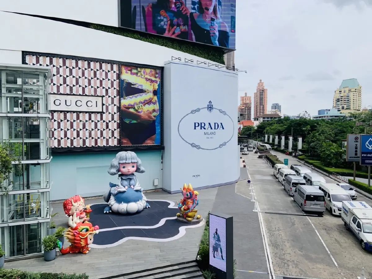 ฝั่งศูนย์การค้าดิเอ็มโพเรียมจากสถานีรถไฟฟ้าบีทีเอสพร้อมพงษ์