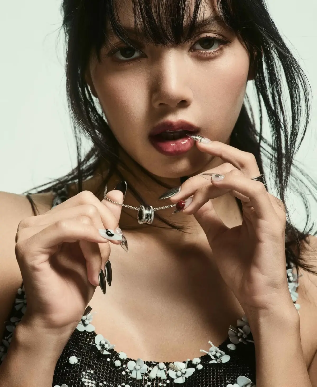 ส่องราคาชุด "ลิซ่า" บนปกนิตยสาร ELLE  ฉบับเดือนกันยายน 2024