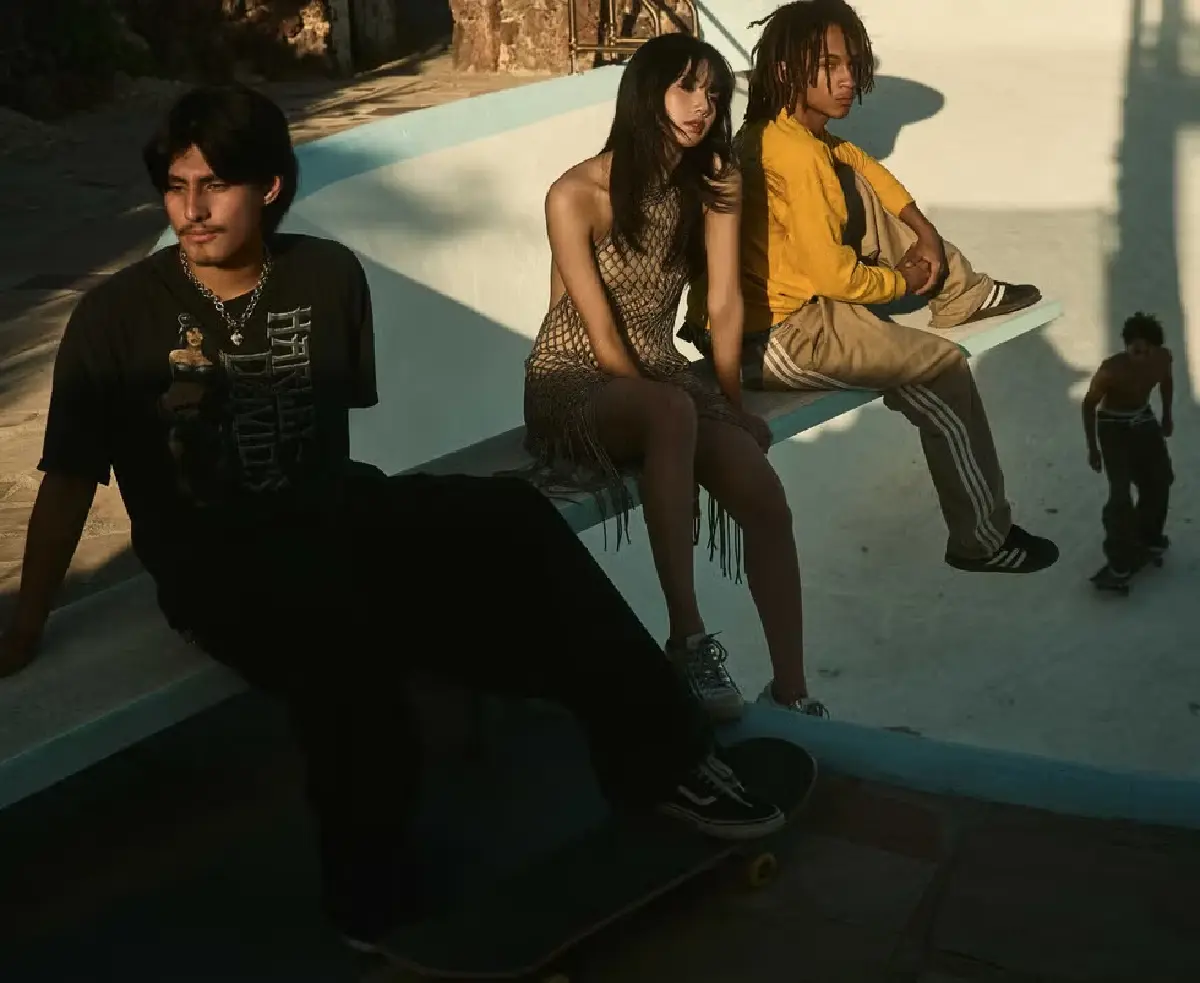 ส่องราคาชุด "ลิซ่า" บนปกนิตยสาร ELLE  ฉบับเดือนกันยายน 2024