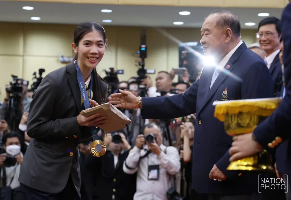 อบอุ่น ! ประชาชนต้อนรับร่วมยินดีทัพนักกีฬาฮีโร่ โอลิมปิกเกมส์ 2024