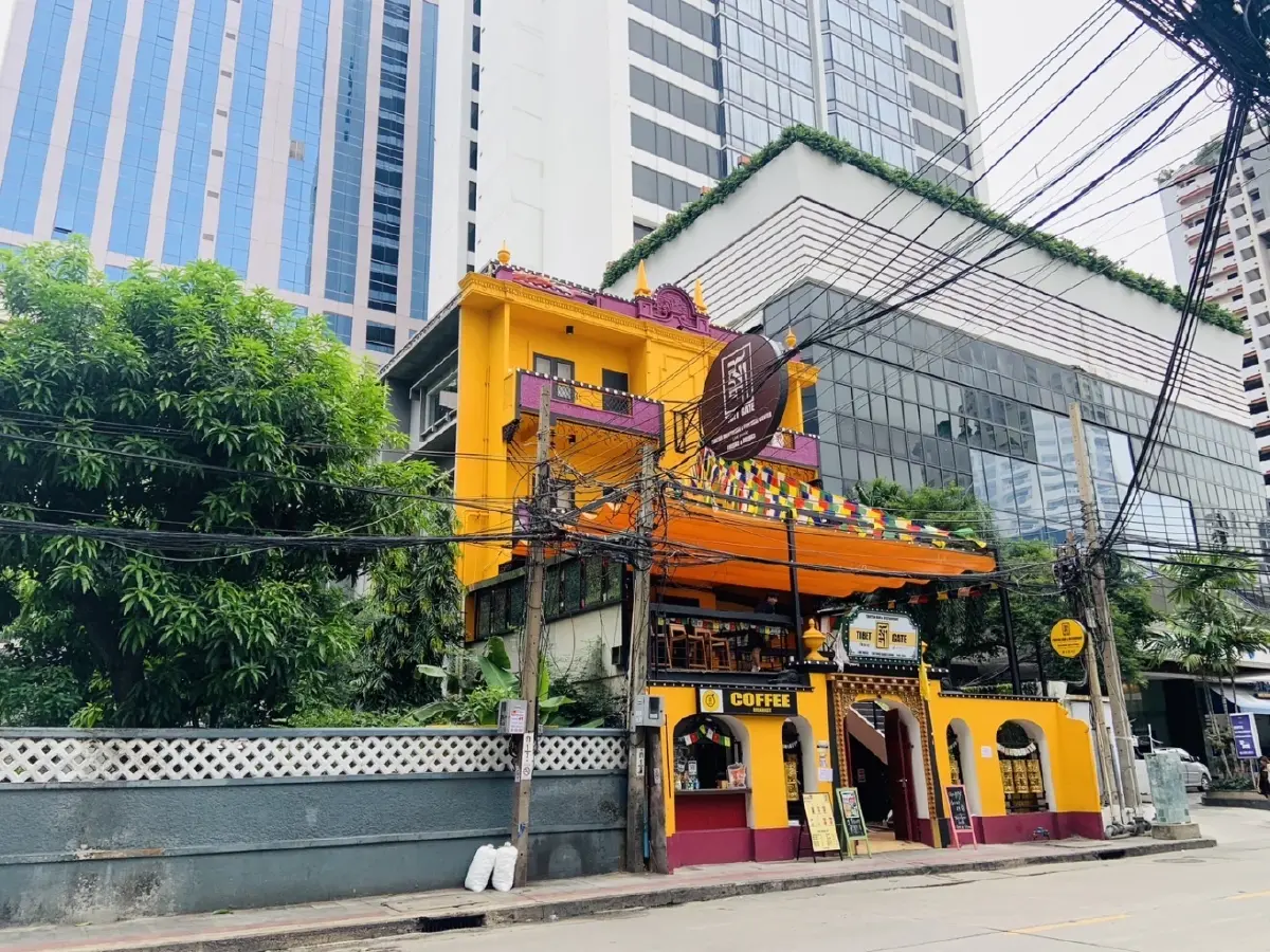 ร้านกาแฟสไตล์ทิเบตที่ให้สีตัดกับตึกสูงที่รายล้อมเด่นสะดุดทุกสายตา