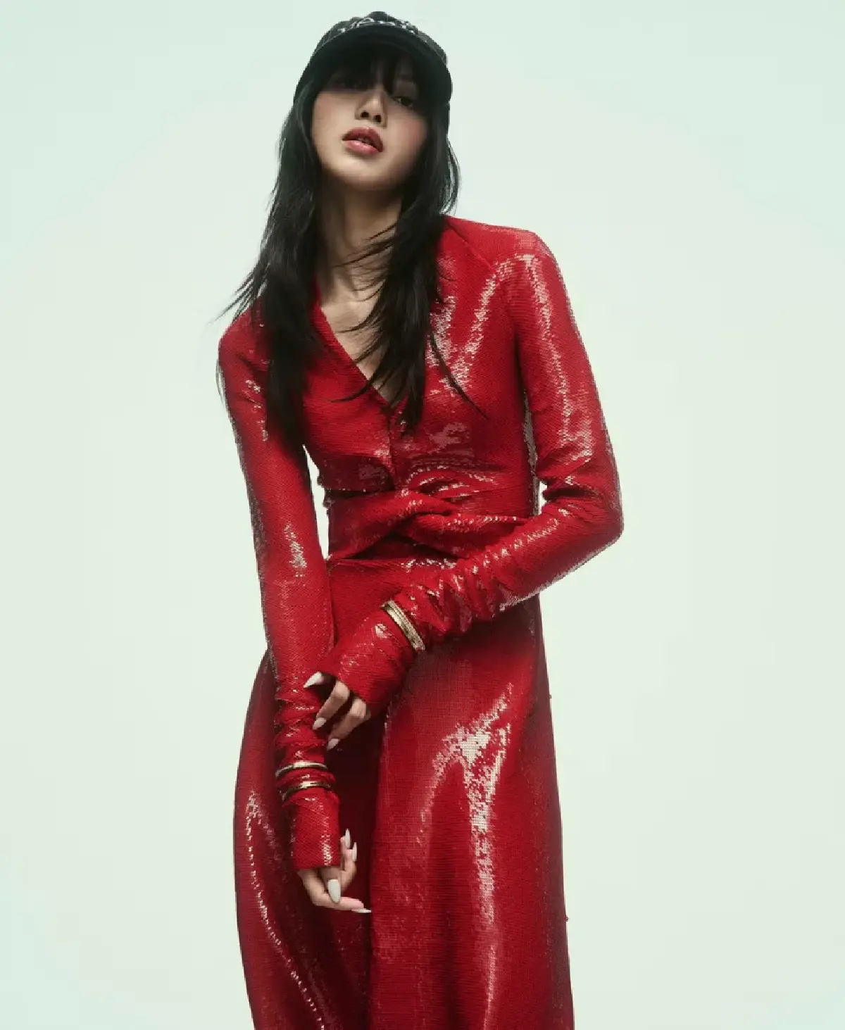 ส่องราคาชุด "ลิซ่า" บนปกนิตยสาร ELLE  ฉบับเดือนกันยายน 2024