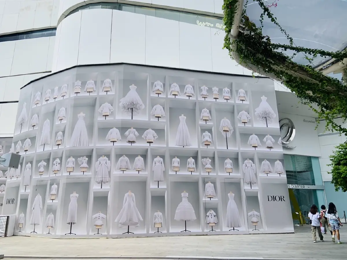 ทางเข้าเอ็มควอเทียร์ บริเวณทางเชื่อมสถานีรถไฟฟ้าชั้นสอง