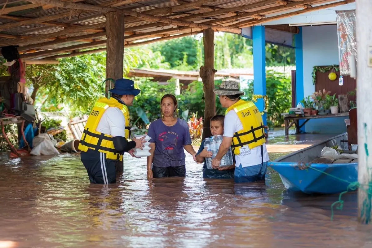 สิงห์อาสาร่วมกับเครือข่ายกู้ภัย ลงพื้นที่น้ำท่วมช่วยชาว “น่าน-แพร่”