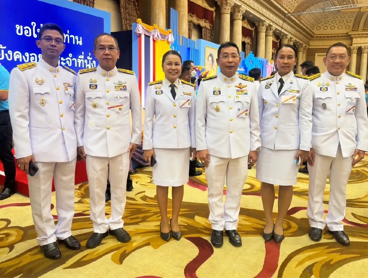 ไตรภพ วงศ์ไตรรัตน์ ผู้ว่าฯระยอง รับพระทานเงินขวัญถุงกองทุนแม่ของแผ่นดิน