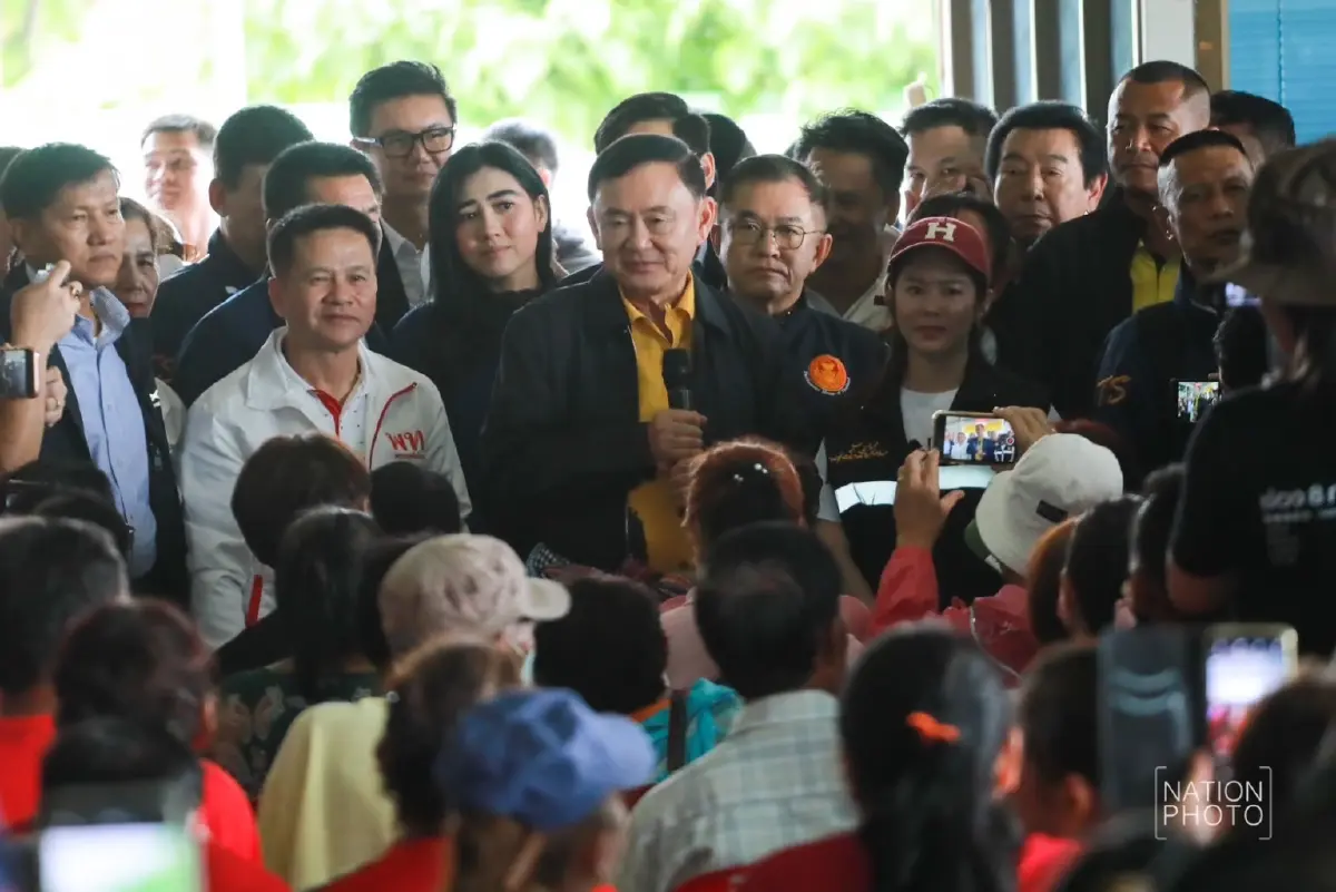 “ทักษิณ” ลุยแจกถุงยังชีพผู้ประสบภัยน้ำท่วมเชียงราย แฟนคลับรอรับแน่น