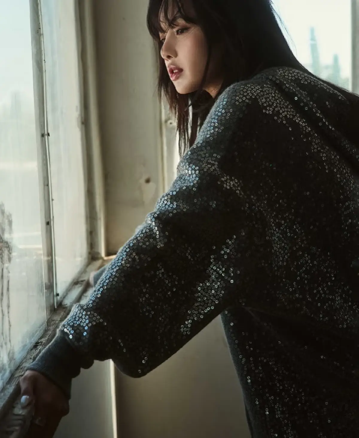 ส่องราคาชุด "ลิซ่า" บนปกนิตยสาร ELLE  ฉบับเดือนกันยายน 2024