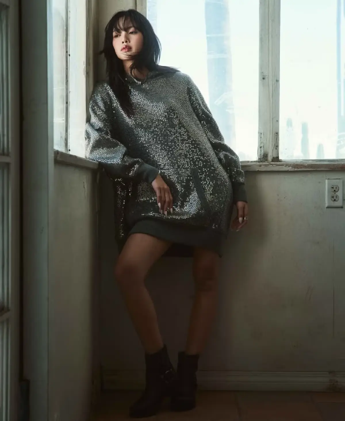 ส่องราคาชุด "ลิซ่า" บนปกนิตยสาร ELLE  ฉบับเดือนกันยายน 2024