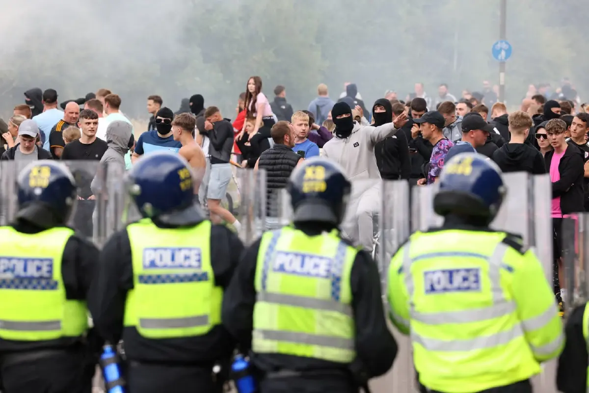 สตาร์เมอร์ประณาม 'อันธพาลขวาจัด' หลังเกิดความไม่สงบลุกลามทั่วอังกฤษ