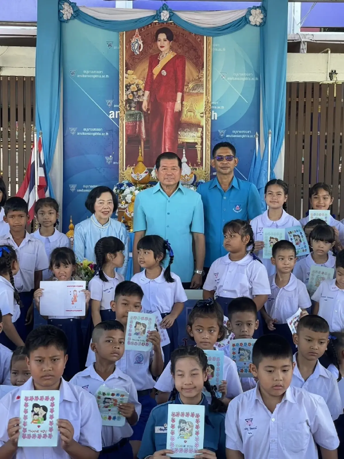 "นิพนธ์" มอบทุนนักเรียนยากจน ย้ำการศึกษาหัวใจคือพัฒนาคน