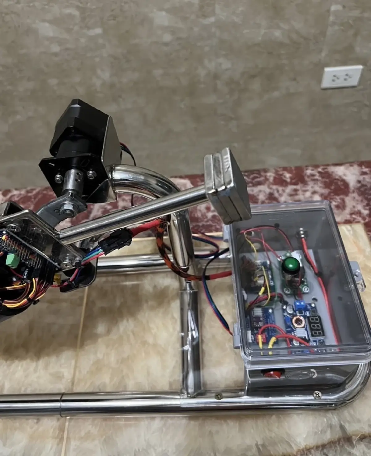 หุ่นยนต์มือเทียมกลสวมแขน สิ่งประดิษฐ์นักวิจัยไทย ช่วยคนพิการ