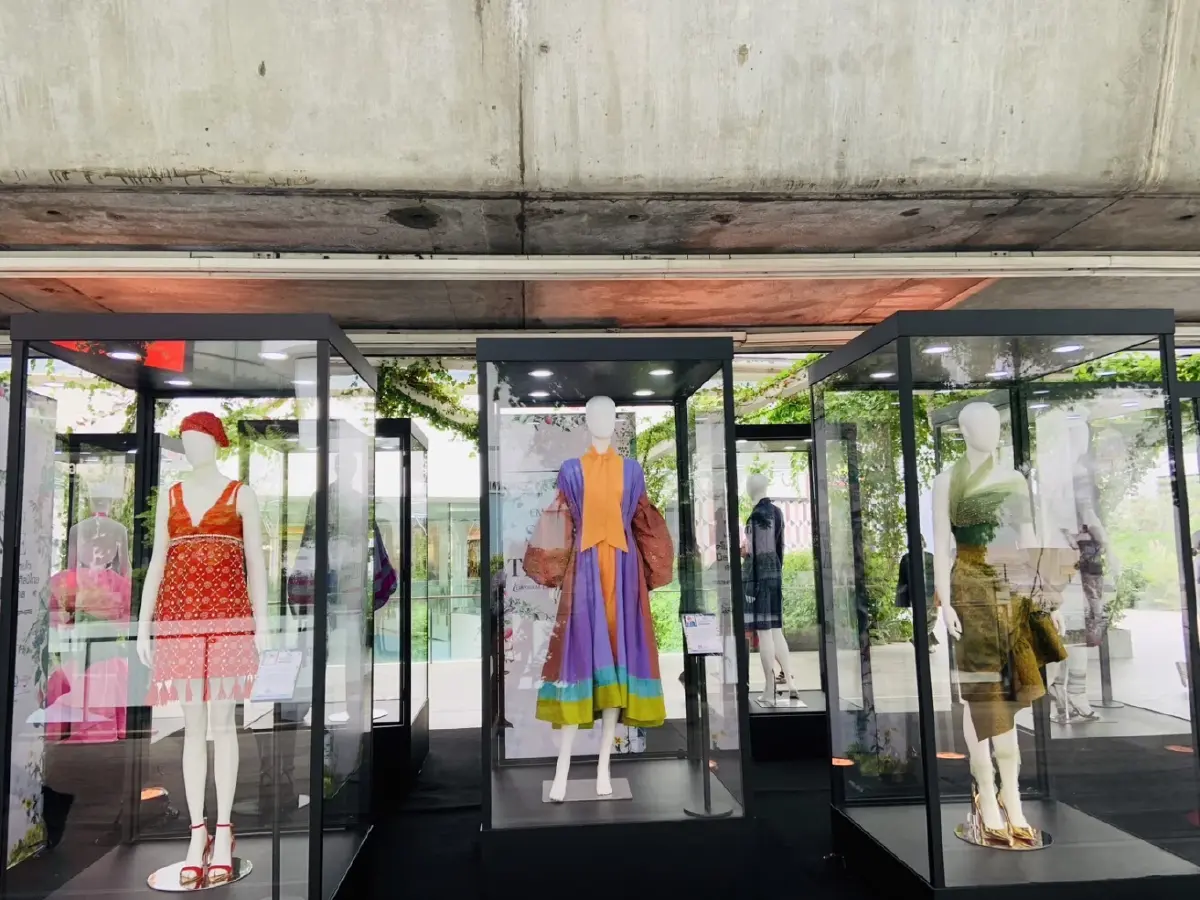 พื้นที่แสดงงานนิทรรศการบนสถานีรถไฟฟ้าที่ดึงดูดสายตาแข่งกับแบรนด์ระดับโลกสองฟากฝั่งสถานี