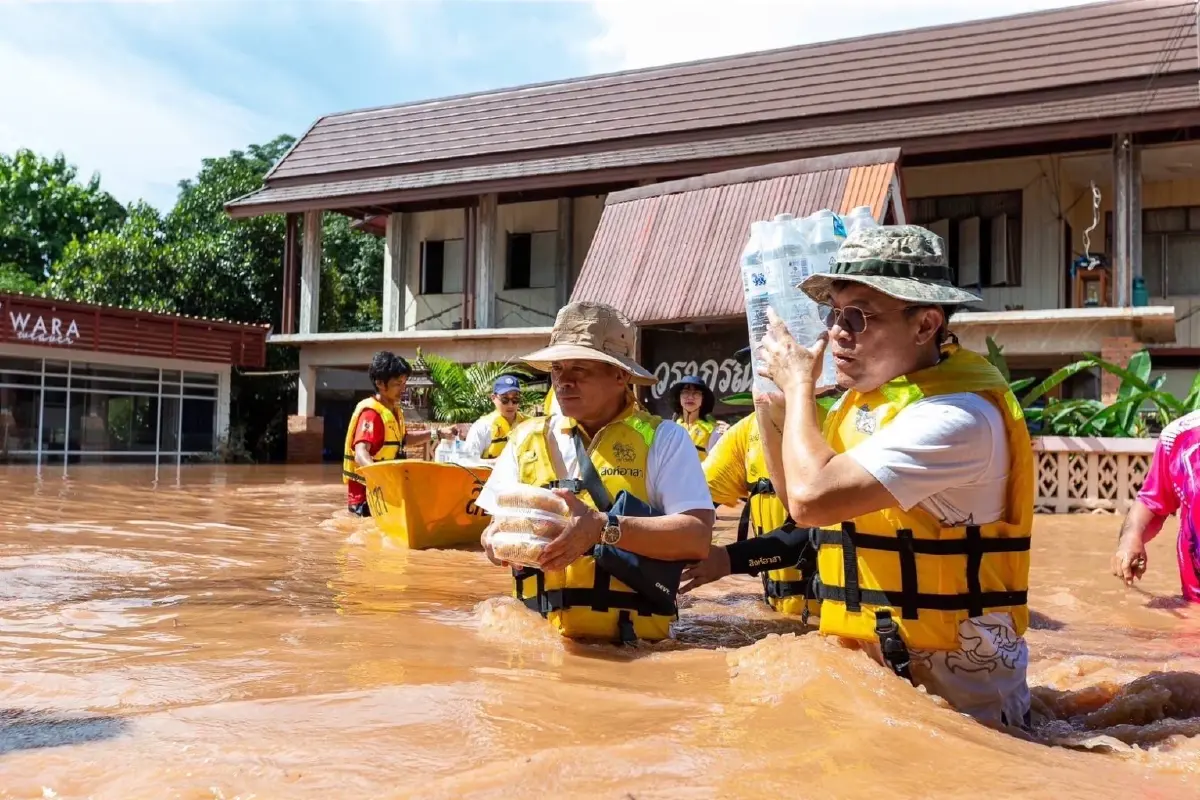 สิงห์อาสาร่วมกับเครือข่ายกู้ภัย ลงพื้นที่น้ำท่วมช่วยชาว “น่าน-แพร่”