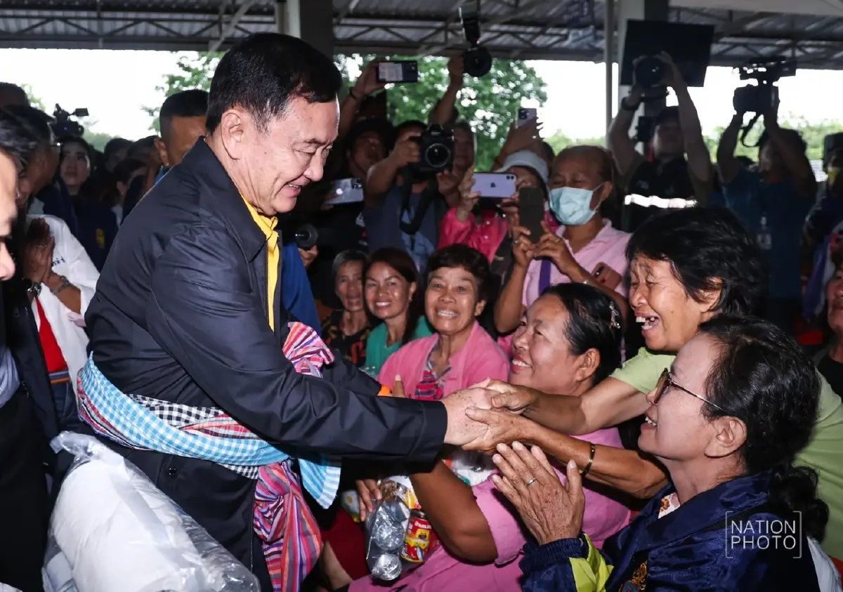 “ทักษิณ” ลุยแจกถุงยังชีพผู้ประสบภัยน้ำท่วมเชียงราย แฟนคลับรอรับแน่น