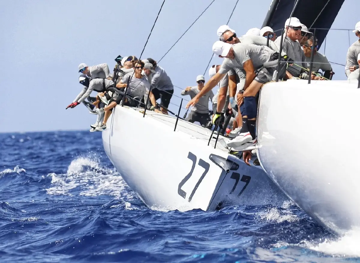 (ภาพ) พระราชินีทรงแข่งขันเรือใบ 52 Super Series Sailing Week  วันที่ 4