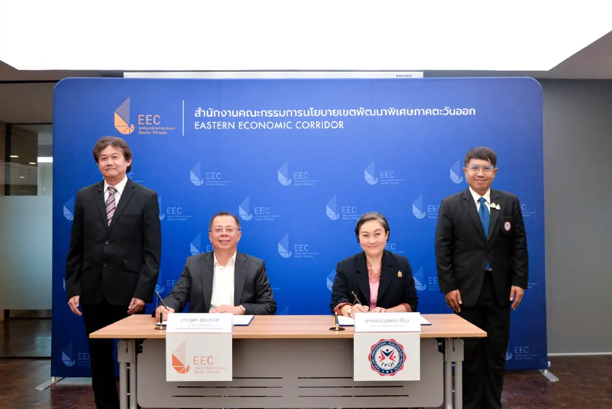 นายจุฬา สุขมานพ เลขาธิการคณะกรรมการนโยบายเขตพัฒนาพิเศษภาคตะวันออก(สกพอ.) หรือ อีอีซี (ขวา) และนางสาวจุลลดา มีจุล ผู้อำนวยการสถาบันคุณวุฒิวิชาชีพ (องค์การมหาชน) หรือ สคช. 