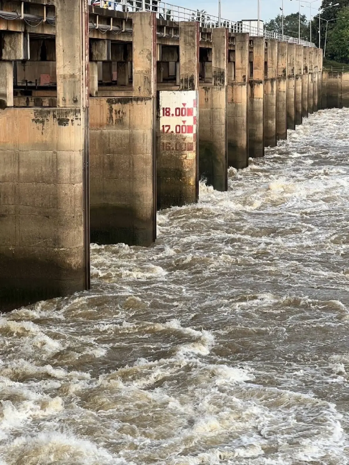เขื่อนเจ้าพระยาปรับลดระบายน้ำต่อเนื่อง หลังฝนลดน้อยลง ส่งผลดีท้ายเขื่อนเริ่มดีขึ้น