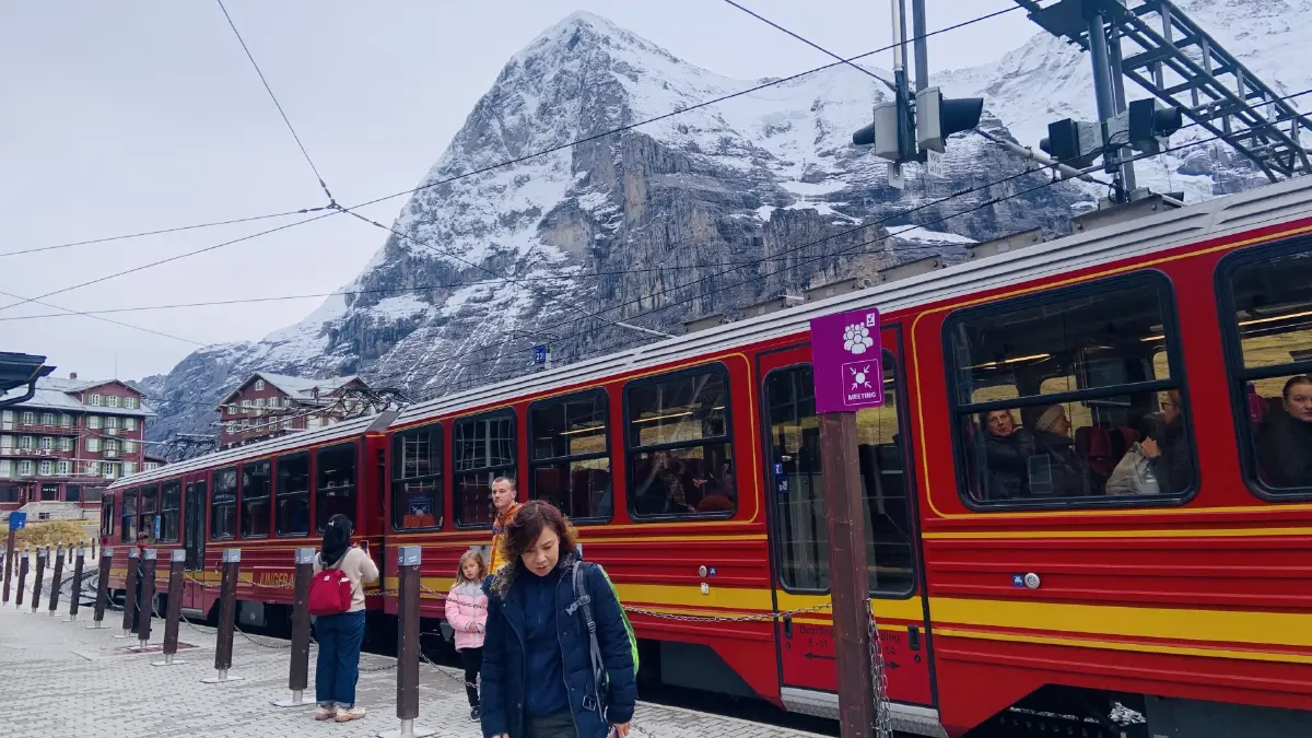 ขบวนรถไฟยุงเฟราสายสีแดงสู่ยุงเฟรายอค