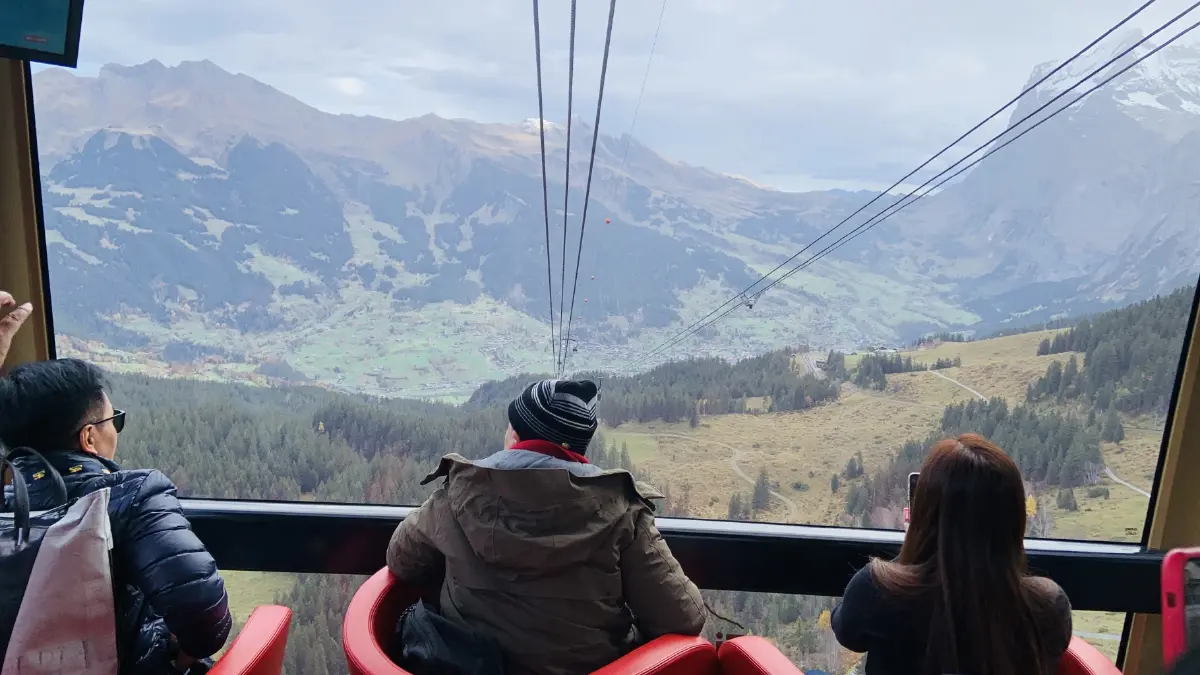 มุมมองจากกระเช้าไอเกอร์ เอ็กซเพรส  VIP 8 ที่นั่ง สู่สถานีไอเกอร์เกล็ทเชอร์ (Eigergletscher) ความสูง 2,320 เมตร เหนือระดับน้ำทะเล 