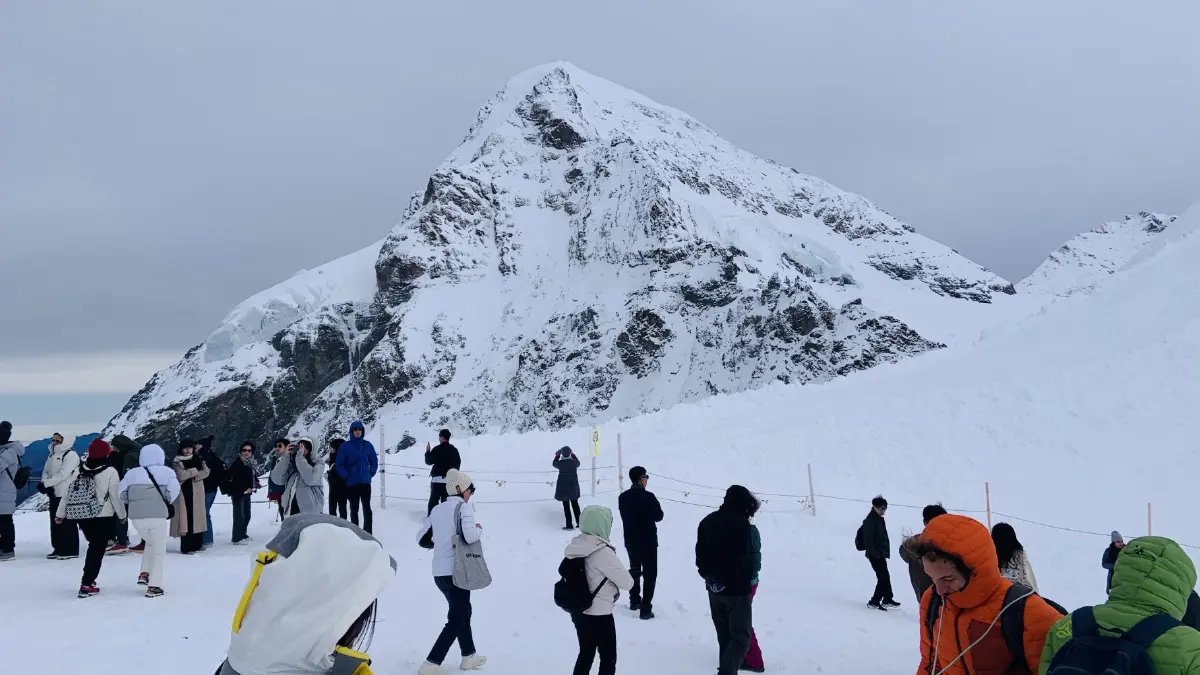 "ยุงเฟรายอค" ช่องสันเขาอานม้า บริเวณระเบียงสฟิงซ์ที่สามารถมองเห็นยอดเขาเมิ๊นซ์และยุงเฟราได้แบบใกล้ชิด