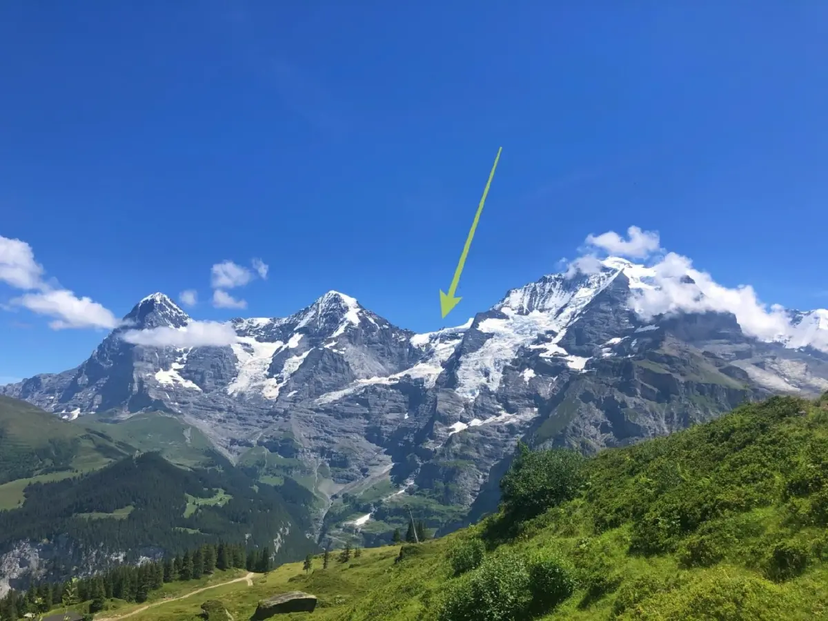 ยุงเฟรายอคตั้งอยู่ระหว่างยอดเขาเมิ๊นช์และยอดยุงเฟราที่ความสูง 3,466 เมตรเหนือระดับน้ำทะเล