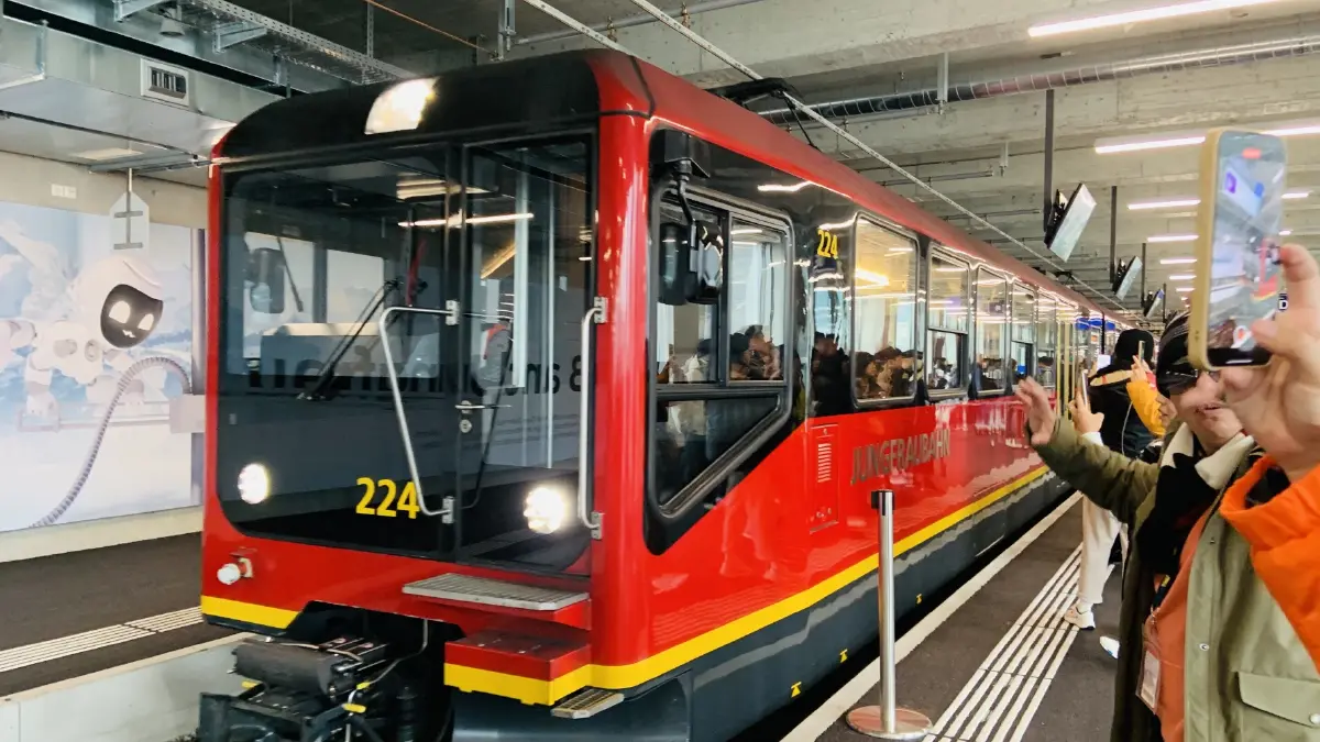 รถไฟยุงเฟราสายสีแดงเข้าเทียบชานชลาสถานียุงเฟรายอค สถานีรถไฟที่สูงที่สุดในยุโรป มากมายไปด้วยนักท่องเที่ยวชาติต่างๆ