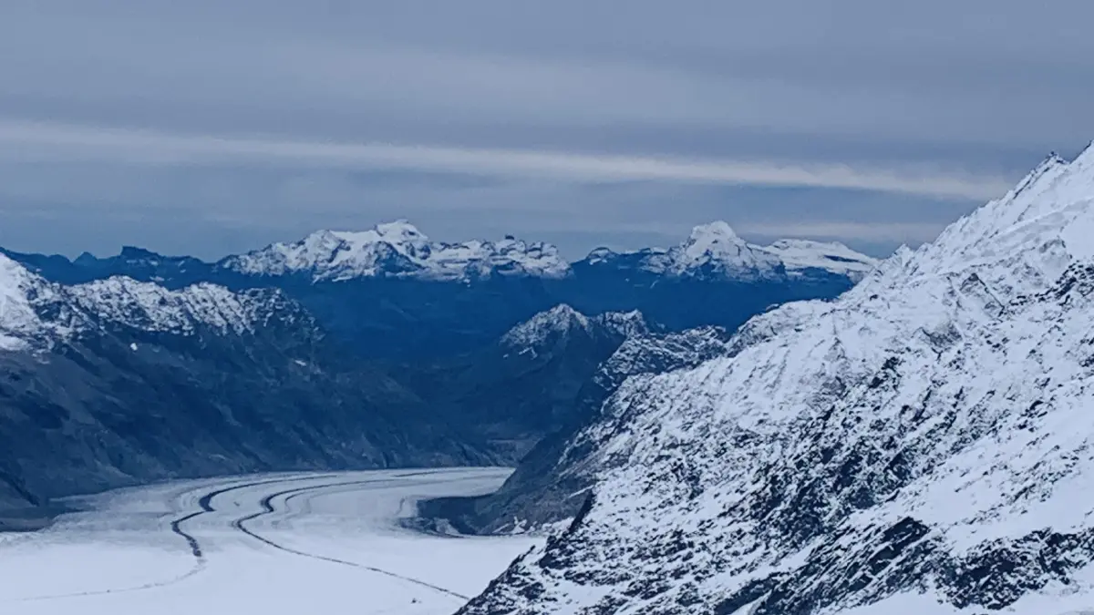 ธารน้ำแข็งอาเล็ทช์ ธารน้ำแข็งที่ใหญ่ที่สุดในเทือกเขาแอลป์ มองจากระเบียงชมวิวสฟิงซ์บนสันเขายุงเฟรายอค