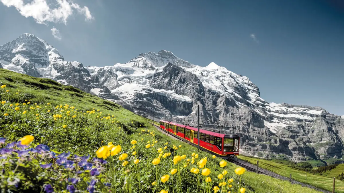 รถไฟยุงเฟราสายสีแดง บนเส้นทางสู่ "ยุงเฟรายอค" (Jungfraujoch) ช่องสันเขารูปอานม้าอันโด่งดังระดับTop of Europe 