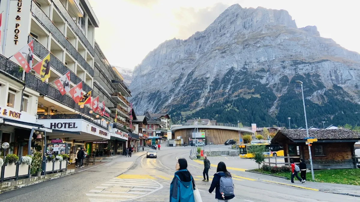 ชุมชนร้านค้าบริเวณสถานีรถไฟกรินเดิลวาลด์