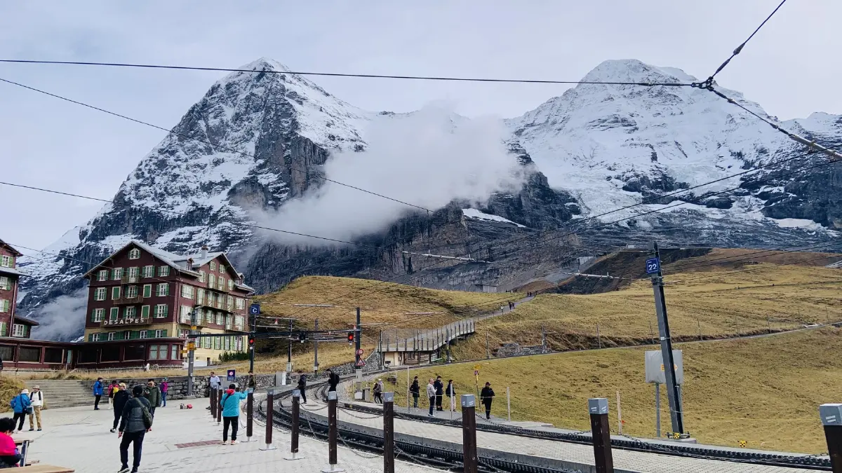 สถานีไคลเน่ ไชเดกก์ (Kleine Scheidegg) ด้านที่มองเห็นยอดเขายุงเฟรา