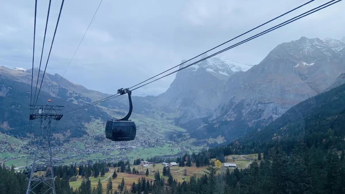 ไอเกอร์ เอ็กซเพรส  กระเช้าที่ใช้สลิง 3 เส้น ระยะทาง 6.48 กิโลเมตร จากกรินเดิลวาลด์เทอร์มินัล  ด้วยวิศวกรรมการก่อสร้างที่ทันสมัยที่สุดของยุโรป
