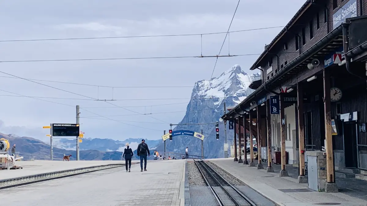 บรรยากาศสถานีไคลเน่ ไชเดกก์ (Kleine Scheidegg) ก่อนขึ้นรถไฟยุงเฟราสายสีแดงสู่งยุงเฟรายอค