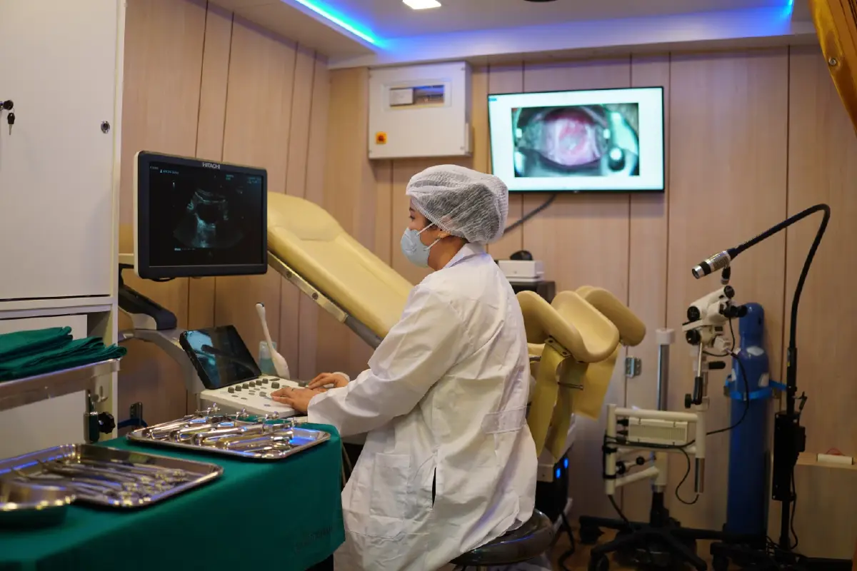 ภายในห้องตรวจของ “รถหน่วยคัดกรองมะเร็งนรีเวช” พร้อมเครื่องมือทันสมัยและแพทย์ผู้เชี่ยวชาญประจำห้องตรวจทั้ง 2 ห้องภายในรถ