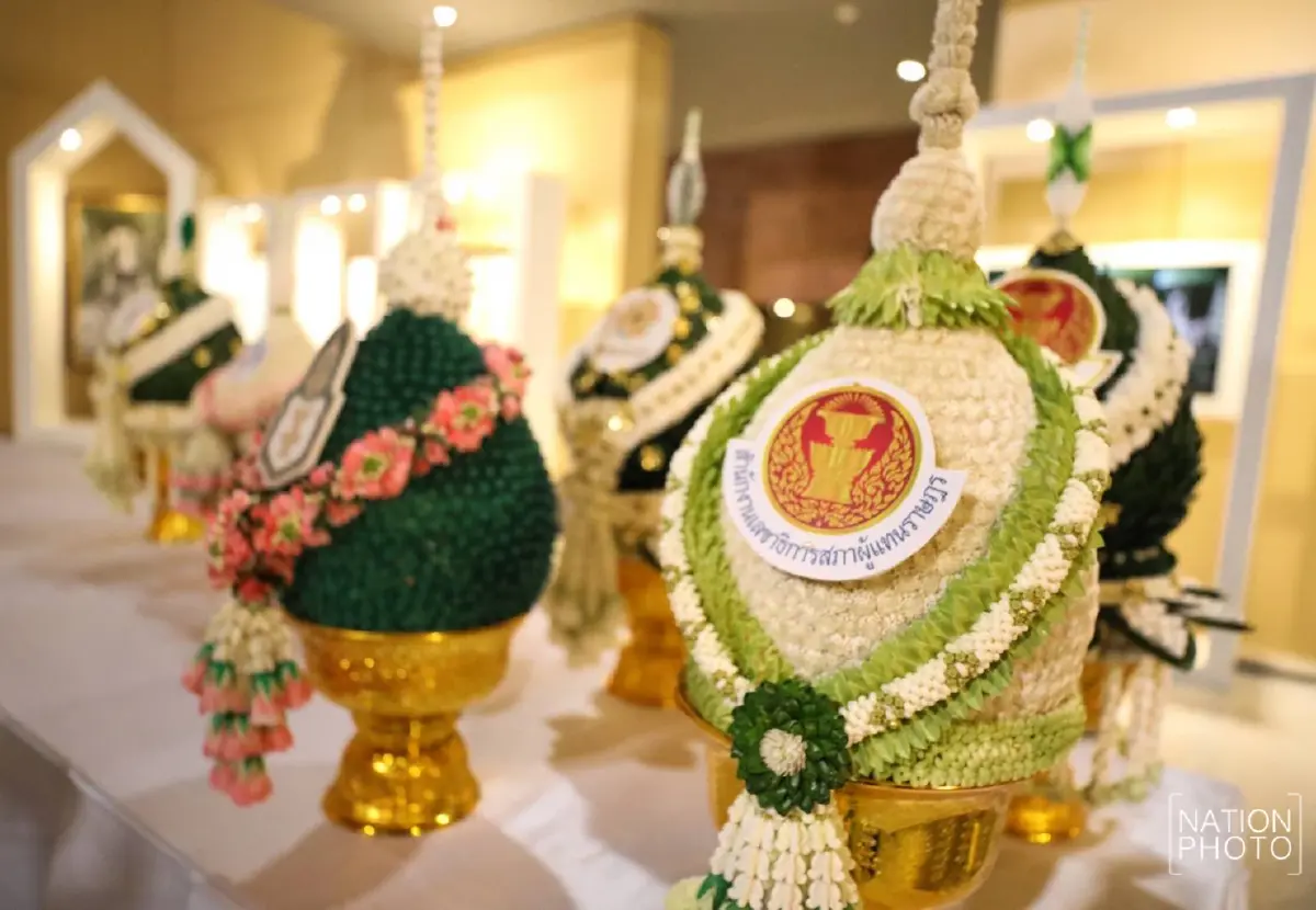 (ภาพ) รัฐสภาถวายราชสักการะพระบรมราชานุสาวรีย์รัชกาลที่ 7 วันรัฐธรรมนูญ