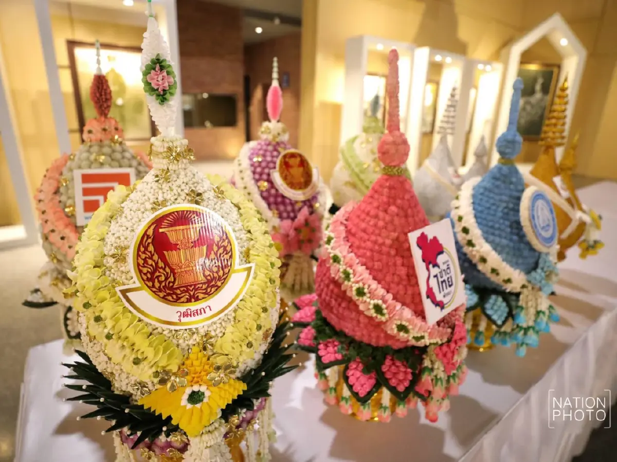 (ภาพ) รัฐสภาถวายราชสักการะพระบรมราชานุสาวรีย์รัชกาลที่ 7 วันรัฐธรรมนูญ